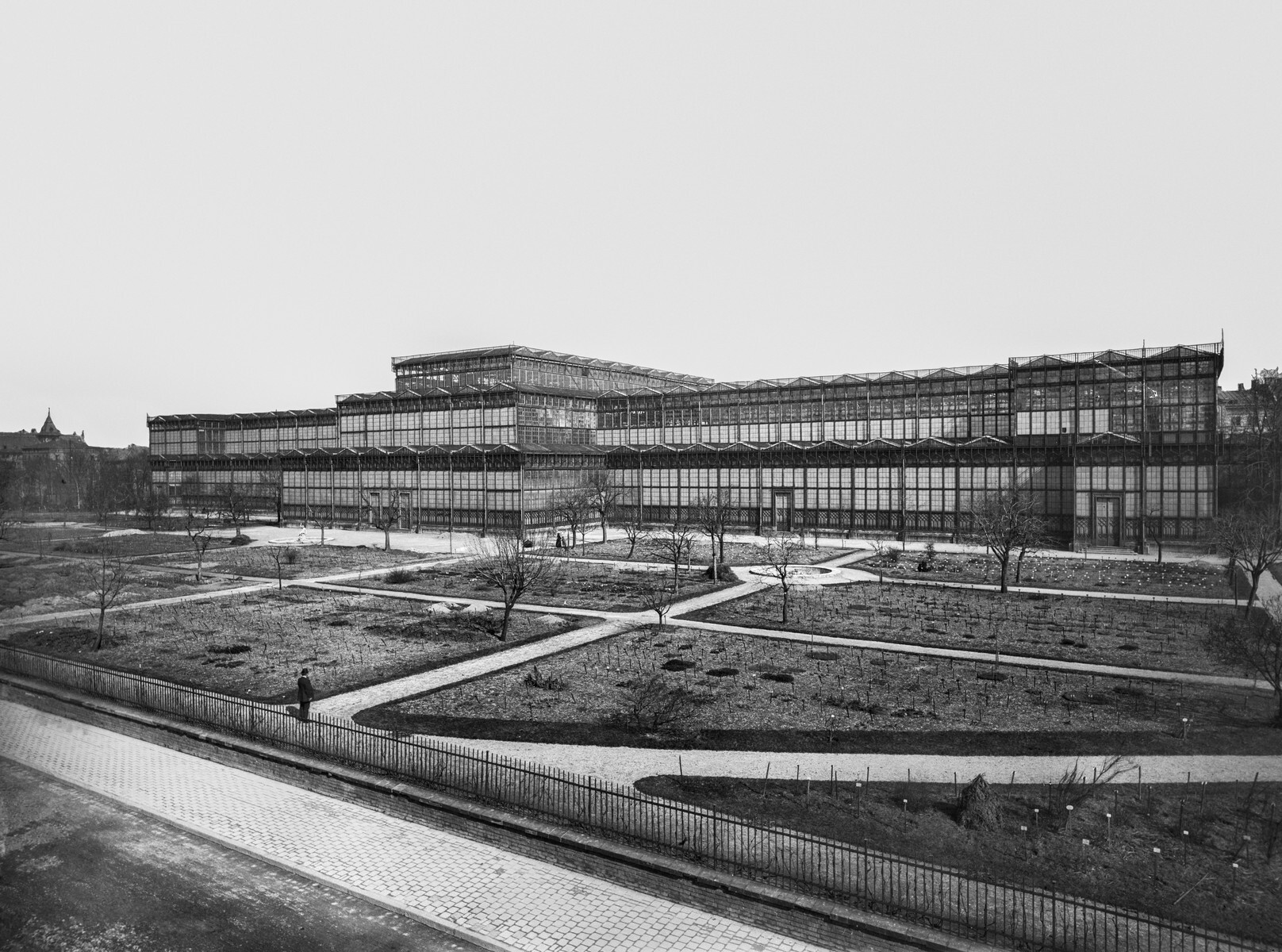 Historische Fotografie eines Gebäudes bestehend aus Glas.