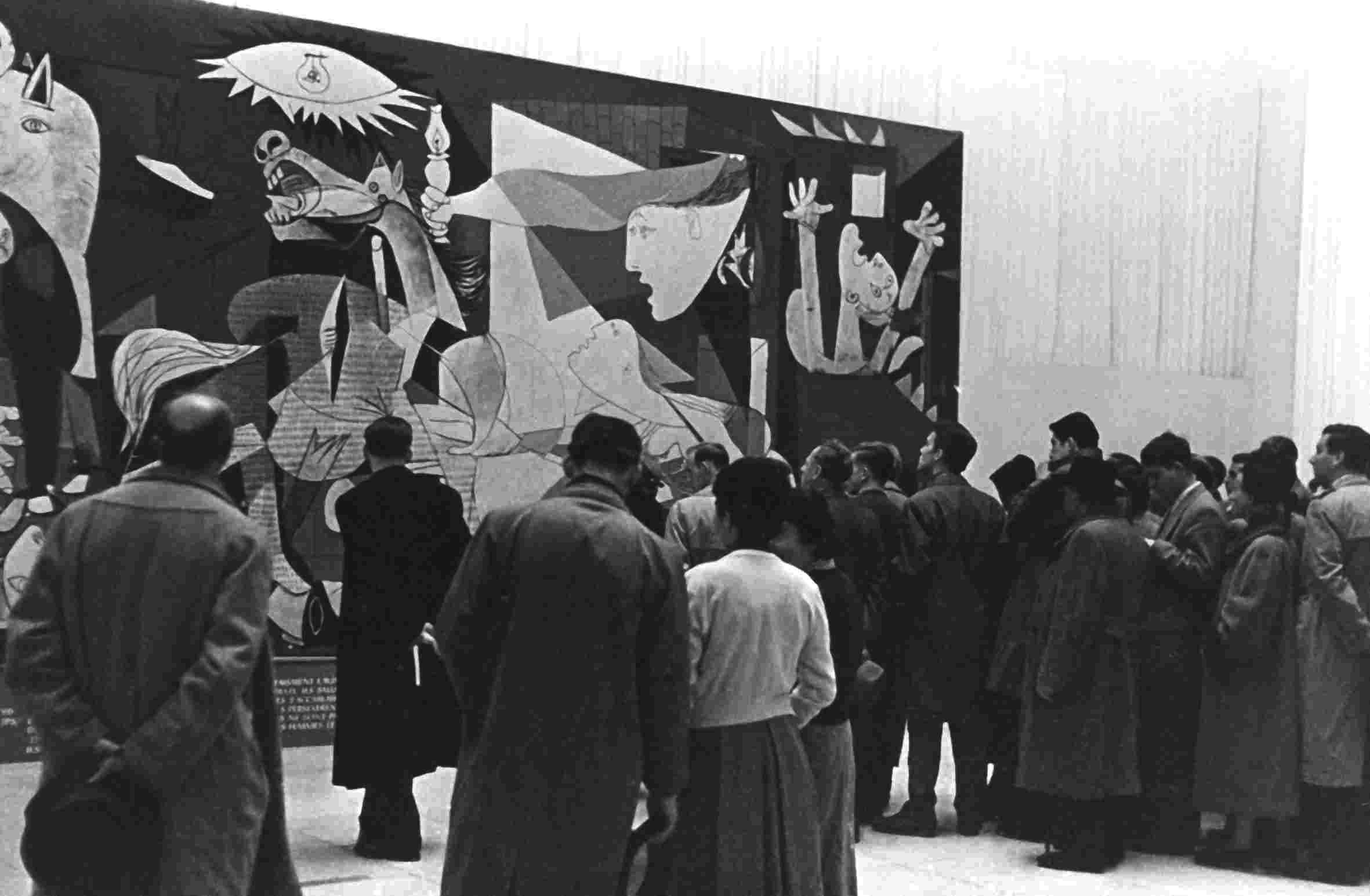 Menschen stehen vor einer großen Picasso Gemälde