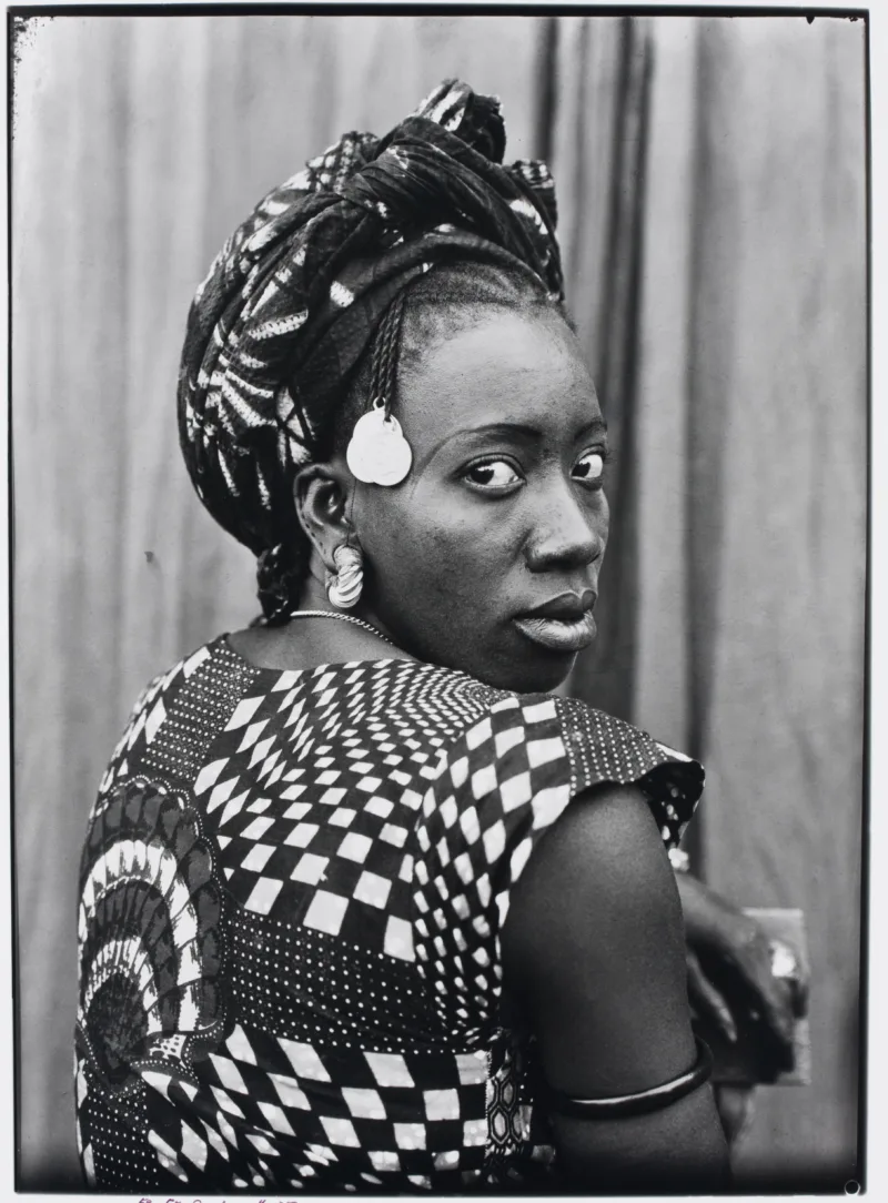 Seydou Keïta „Untitled”, 1952-1955.  © Seydou Keïta. Courtesy The Pigozzi Collection, Geneva and The Walther Collection, Neu-Ulm / New York.