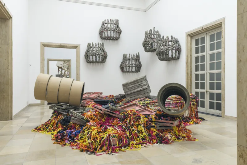 Phyllida Barlow. frontier, Installation view, Haus der Kunst, 2021, Photo: Maximilian Geuter