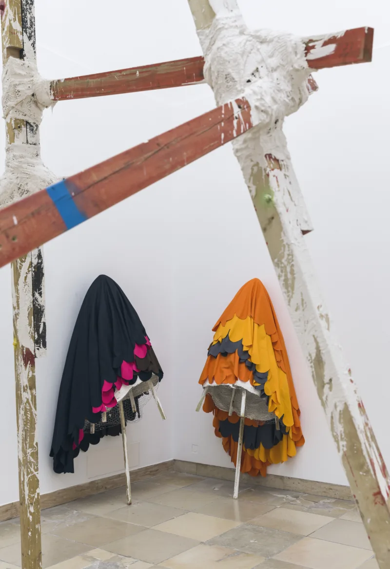 Phyllida Barlow. frontier, Installation view, Haus der Kunst, 2021, Photo: Maximilian Geuter