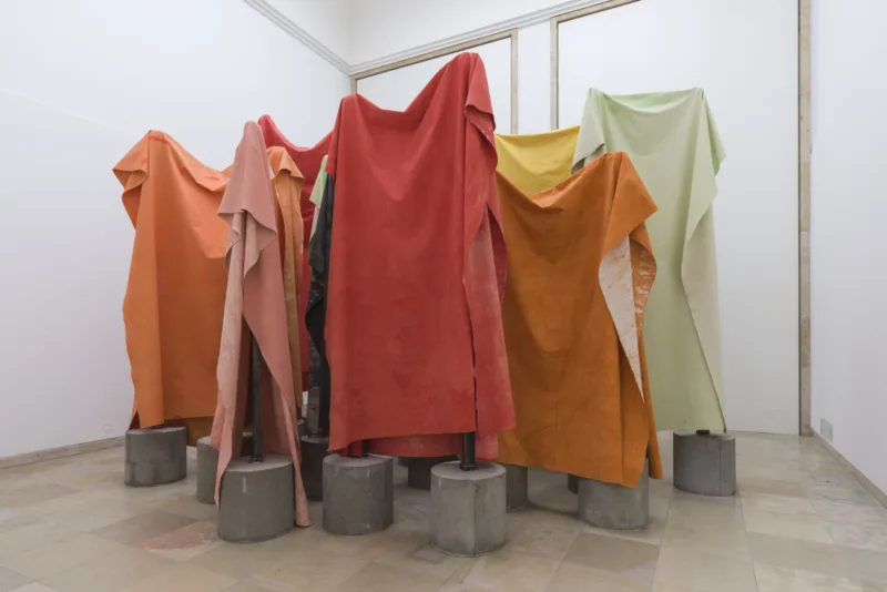 Phyllida Barlow. frontier, Installation view, Haus der Kunst, 2021, Photo: Maximilian Geuter