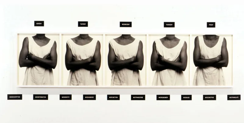 Lorna Simpson Five Day Forecast, 1988 5 gelatin silver prints in one frame, 15 engraved plastique plaques, 24 ½ x 97 in overall 5 Silbergelatine Abzüge in einem Rahmen, 15 gravierte Plastikschilder, 62,2 x 246,4 cm insgesamt Collection of Lillian and Billy Mauer © Lorna Simpson