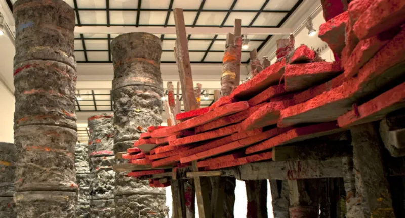 Sculptural Acts, installation view, Haus der Kunst, 2011, right: Anita Leisz, Untitled, 2011, Courtesy Galerie Meyer Kainer, Wien / Vienna; left: Phyllida Barlow, Untitled (11 columns, standing, fallen, broken), 2011, photo Wilfried Petzi