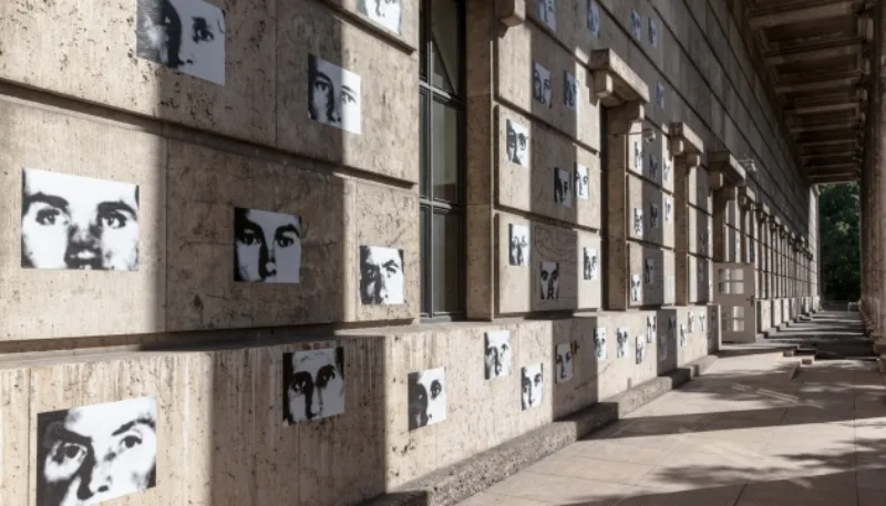 Christian Boltanski, "Résistance", 1993/94 © VG Bild-Kunst, Bonn, 2015, and Gustav Metzger, "Travertin/Judenpech", 1999 (background), new installation Haus der Kunst, 2015, photo Maximilian Geuter