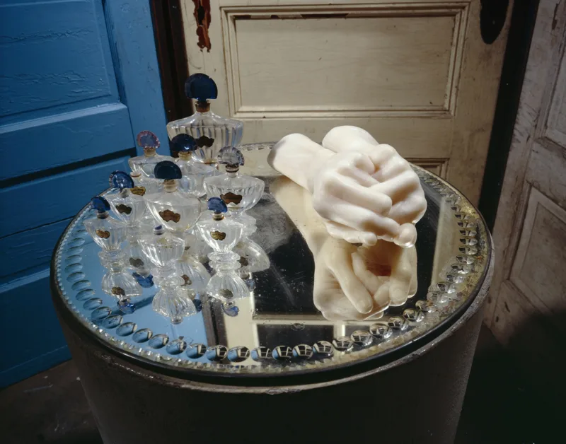 Louise Bourgeois: CELL II, 1991 (detail) painted wood, marble, steel, glass and mirror 210.8 x 152.4 x 152.4 cm. Collection Carnegie Museum of Art, Pittsburgh. Photo: Peter Bellamy © The Easton Foundation / VG Bild-Kunst, Bonn 2015