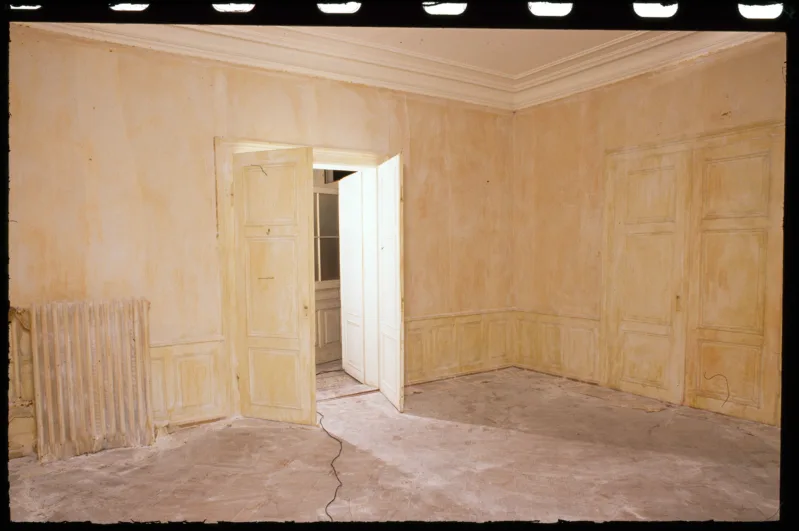 Abb. 9: Das mit Latex überzogene ehemalige Behandlungszimmer des Psychoanalytikers Dr. Ludwig Binswanger im stillgelegten Sanatorium Bellevue, Kreuzlingen, 1988, © The Estate of Heidi Bucher