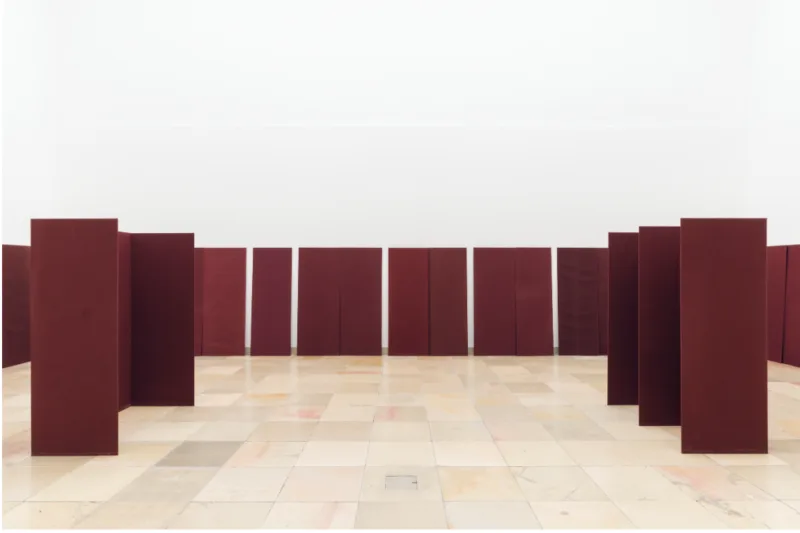 Raumelemente (1973), Franz Erhard Walther. Shifting Persepectives Ausstellungsansicht / Exhibition view. Haus der Kunst. 2020. Foto: Maximilian Geuter