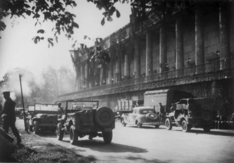 Nordseite des "Hauses der Deutschen Kunst", Mai 1945 © Stadtarchiv München