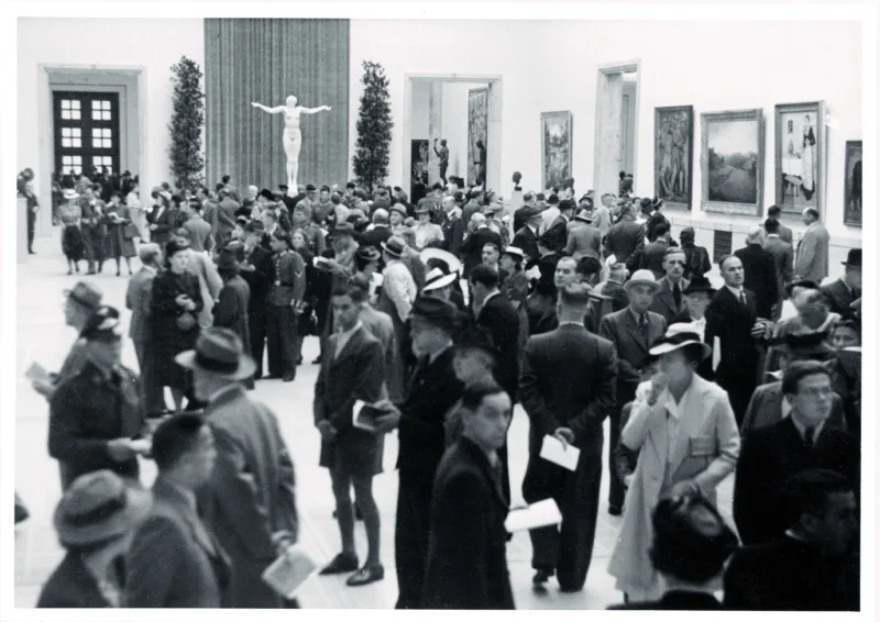 „Große Deutsche Kunstausstellung“ 1940, Malersaal im Westflügel des Gebäudes. Im Hintergrund „Frauenakt“ von Josef Thorak © Zentralinstitut für Kunstgeschichte, Photothek