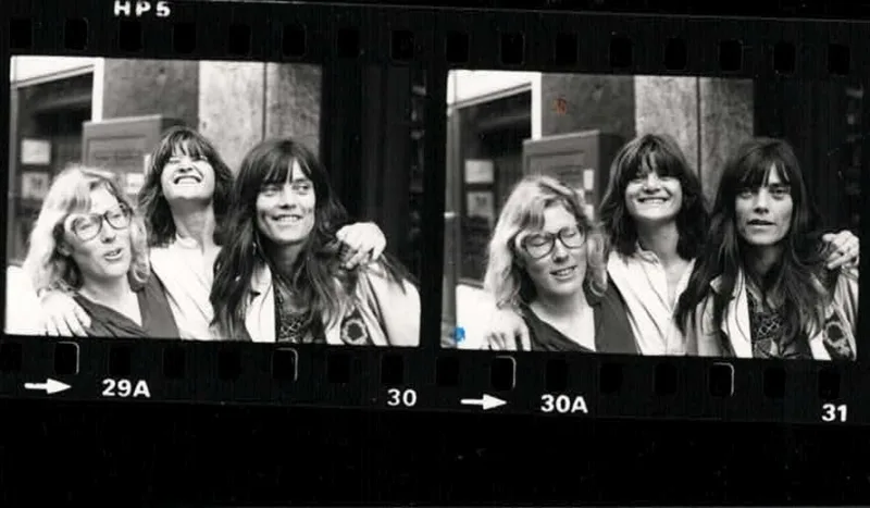 Sabine Holm between Ute Geißler (left) and Mara Kraus (right) in front of "Lillemor's Frauenbuchladen", 1975, Photo Sabine Holm