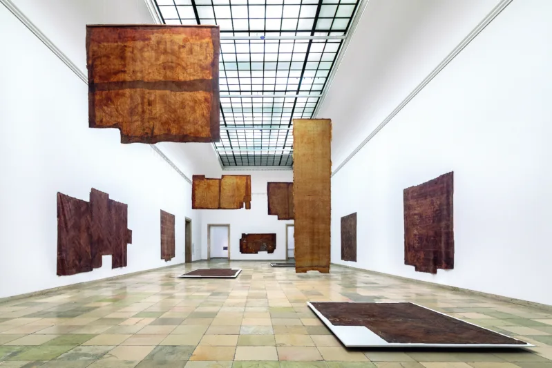 Fig. 11: Installation view with „Bodenhäute Ahnenhaus“, 1980-82, © The Estate of Heidi Bucher and Haus der Kunst, Photo: Markus Tretter