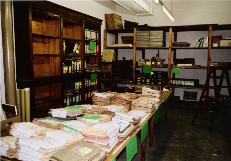 Historical Archive, July 2004. Viewing the holdings Photo: Sabine Brantl