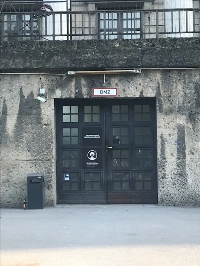 Entry of Personal at Haus der Kunst, 2021, Photo: Alexandra Reißer