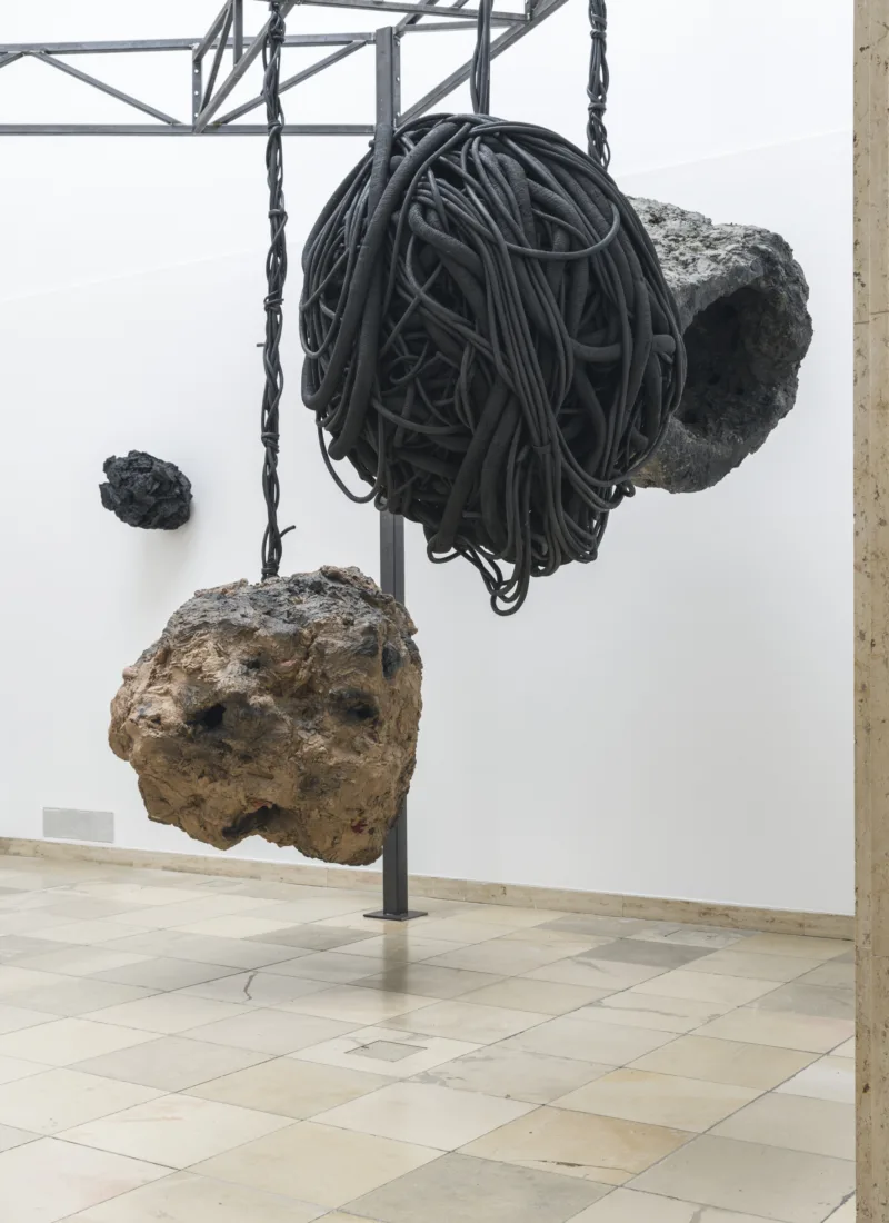 Phyllida Barlow. frontier, Installation view, Haus der Kunst, 2021, Photo: Maximilian Geuter