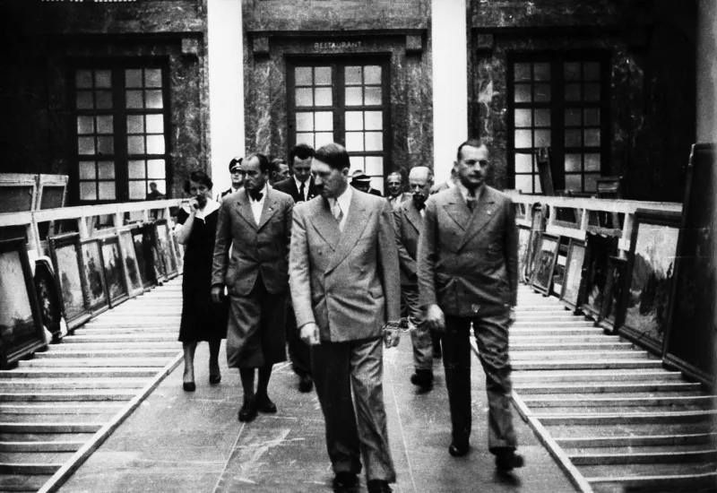 “Große Deutsche Kunstausstellung” 1938.  Adolf Hitler and Karl Kolb (right) selecting works © Bayerische Staatsbibliothek München / Bildarchiv