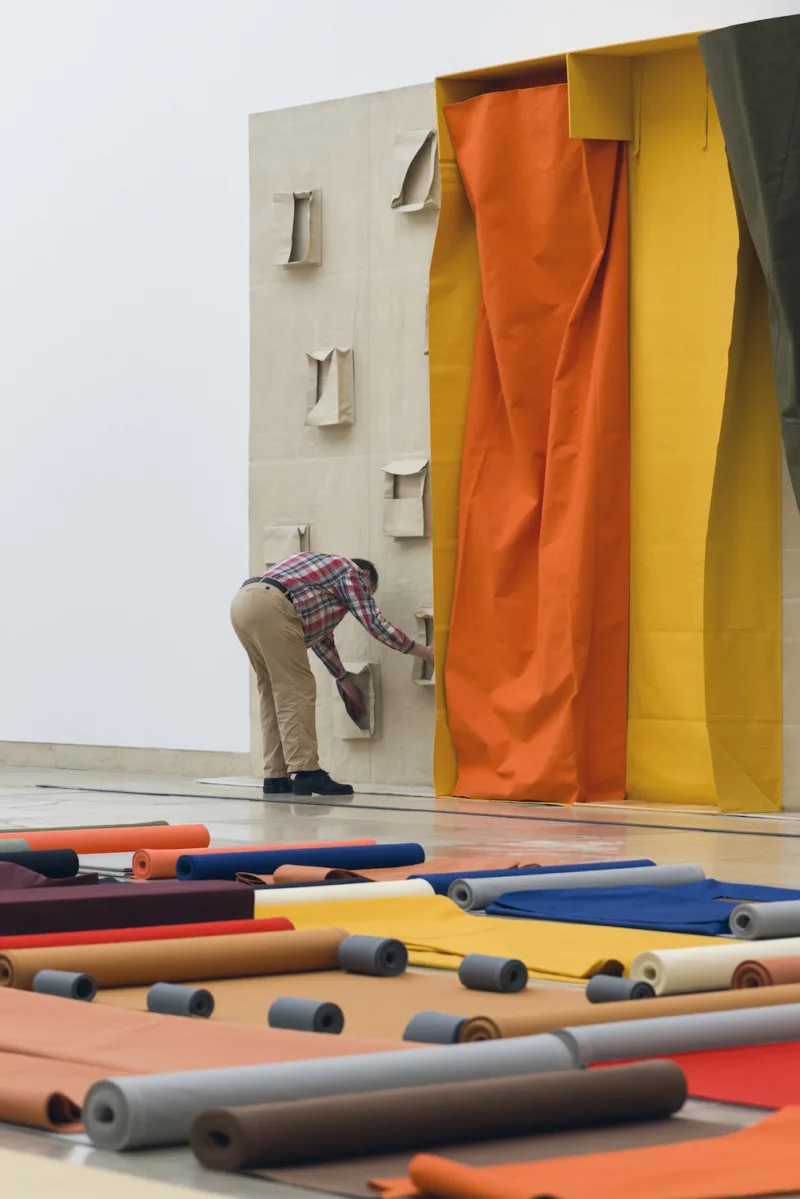 Franz Erhard Walther. Shifting Perspectives, Installation view, Activation, Haus der Kunst, 2020, Photo: Maximilian Geuter © VG Bild-Kunst, Bonn 2020