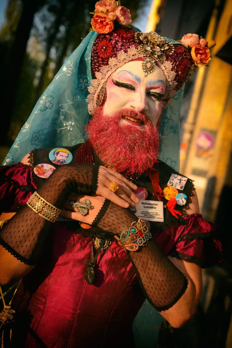 Schwester Lucretia von den Schwestern der Perpetuellen Indulgenz 2018 im Showroom der AIDS-Hilfe anlässlich des 40-jährigen Jubiläums, 2018, Foto: Sabrina Berndt