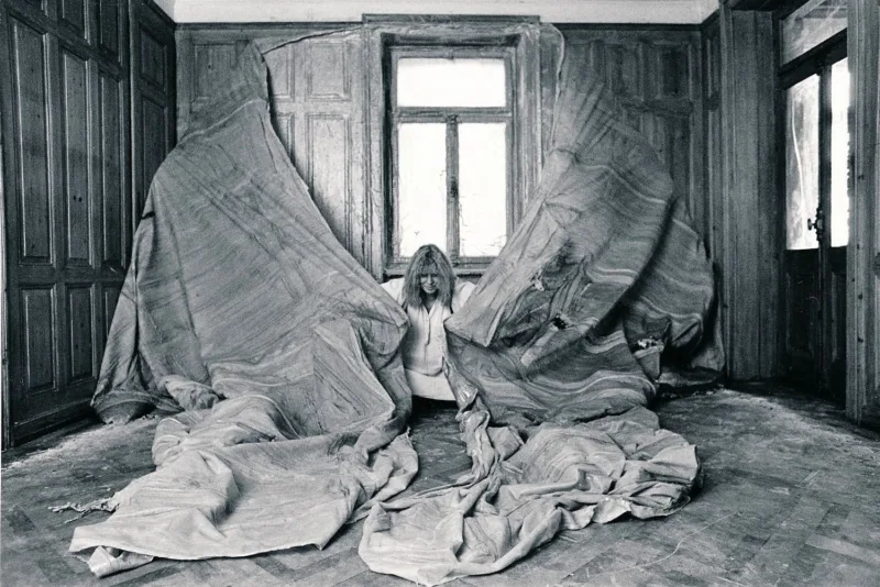 Heidi Bucher beim Häutungsprozess von Herrenzimmer, 1978, The Estate of Heidi Bucher, Foto: Hans Peter Siffert