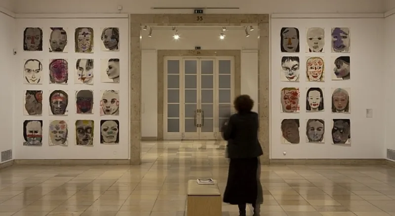 Tronies – Marlene Dumas und die alten Meister, Installationsansicht, Haus der Kunst, 2010, Marlene Dumas mit Helena Dumas, Underground, 1994-95, Sammlung Helena Dumas Andriesse, Amsterdam, Foto Wilfried Petzi