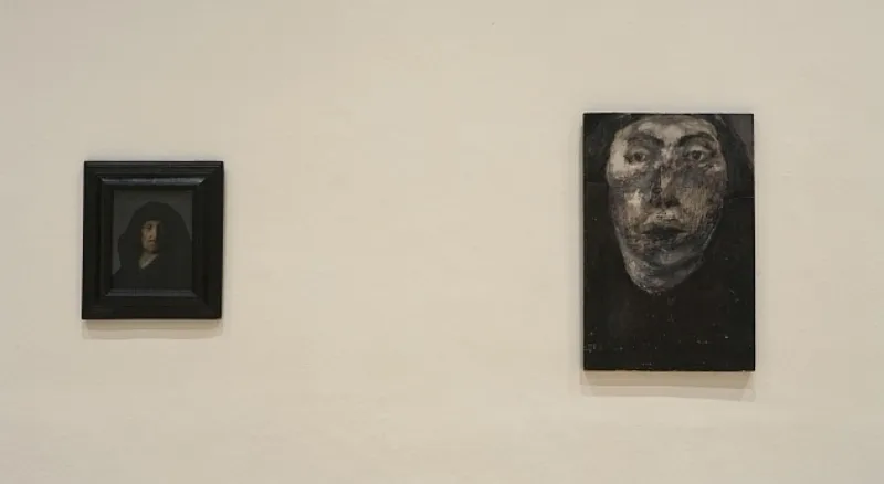 Tronies – Marlene Dumas und die alten Meister, Installationsansicht, Haus der Kunst, 2010, Zugeschrieben an: Unbekannter Rembrandt-Schüler, um 1630, Tronie einer alten Frau, früher bekannt als Rembrandts Mutter, Privatsammlung, New York; Marlene Dumas, Shelley, um 1975, Sammlung der Künstlerin, Foto Wilfried Petzi