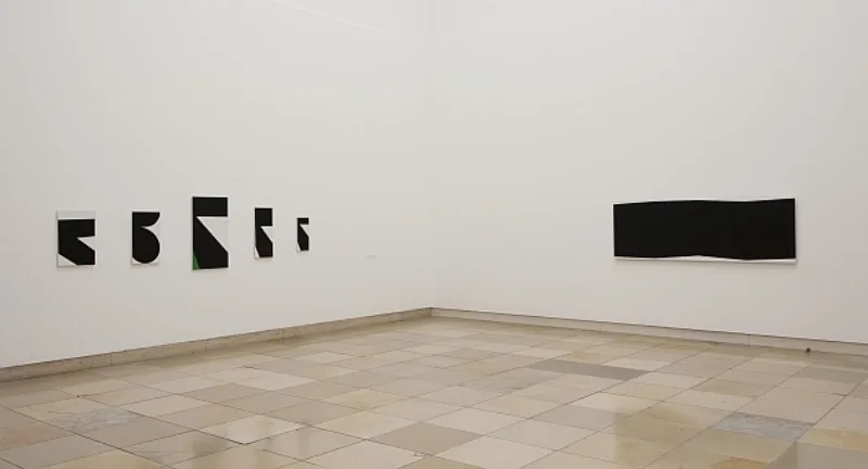 Ellsworth Kelly – Schwarz und Weiß, Installationsansicht, Painting in Five Panels, 1955, Whitney Museum of American Art, New York. Schenkung Charles H. Carpenter, Jr., 2002 © Ellsworth Kelly; Bar, 1955, Privatsammlung © Ellsworth Kelly, Foto Wilfried Petzi