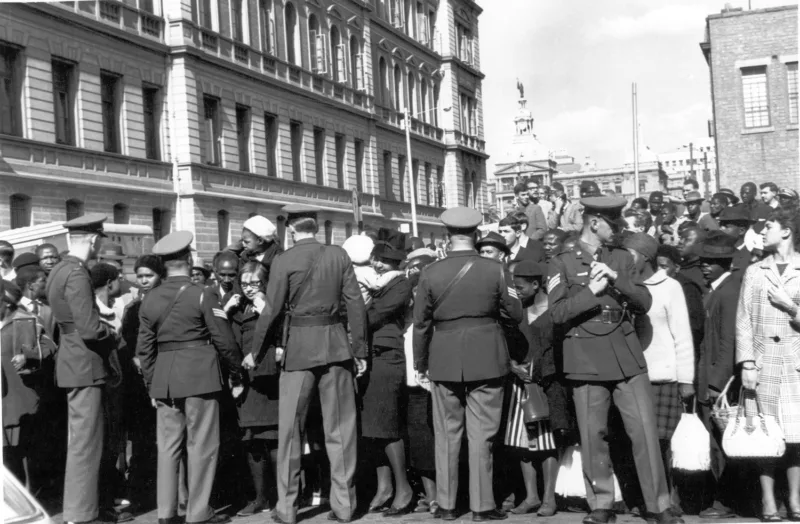 Alf Khumalo: Südafrika geht vor Gericht. Polizei vor dem Justizgebäude. Die ganze Welt sah zu, als in Pretoria, Kapstadt und Maritzburg die drei großen Sabotageprozesse eröffnet wurden. Vor dem Justizpalast während des Rivonia-Prozesses, 1963 Courtesy of Bailey’s Archive © Bailey's Archives