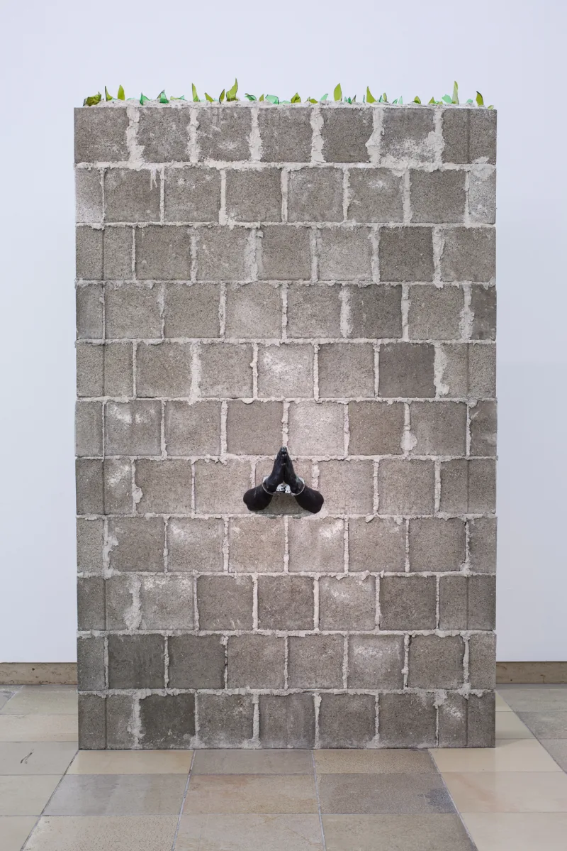 Kendell Geers PrayPlayPreyPay, 2011 Bronze, Beton und Handschellen, Courtesy Gallery Rodolphe Janssen, Bruxelles Installationsansicht Haus der Kunst Foto: Maximilian Geuter