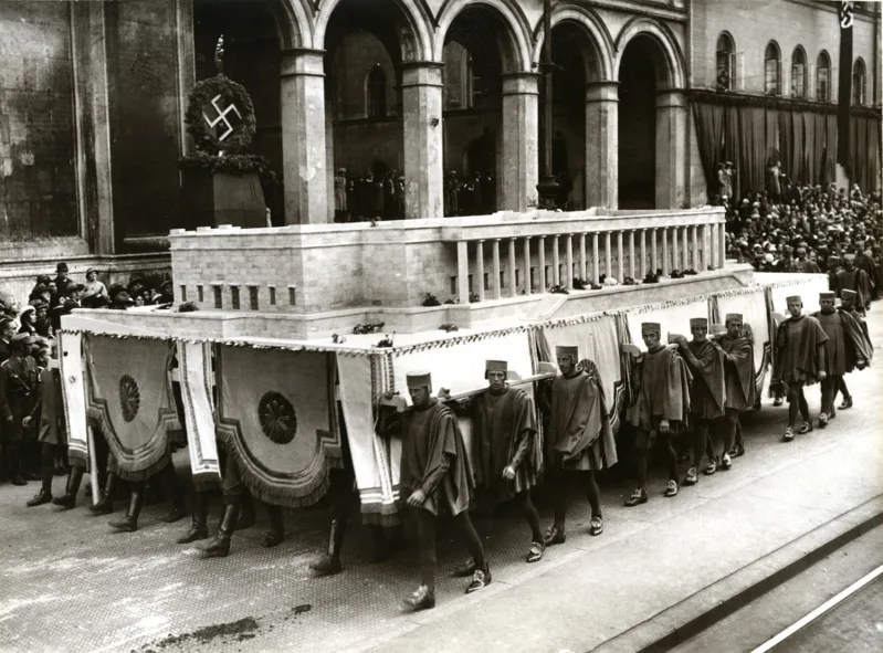 Modell Haus der Deutschen Kunst auf dem Festzug "Glanzzeiten deutscher Geschichte" zum Tag der Deutschen Kunst 1933 (vor St. Ludwig auf der Ludwigstraße) Aus: Verzeichnis der Aufnahmen verschiedener Arbeiten von Paul Ludwig Troost, ca. 1935. Aufnahme: Atelier Troost © Zentralinstitut für Kunstgeschichte