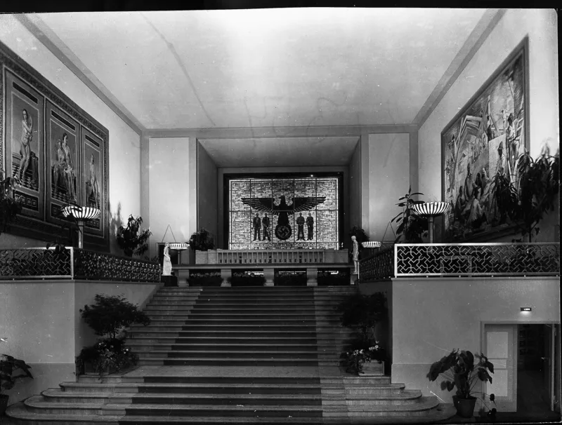 Modell Haus der Deutschen Kunst im Deutschen Haus der Weltausstellung, Paris, 24. Mai - 25. November 1937 Innenansicht (Ehrenpodium; links "Die vier Elemente" von Adolf Ziegler) Fotografie von Heinrich Hoffmann Bayerische Staatsbibliothek München/Fotoarchiv Hoffmann