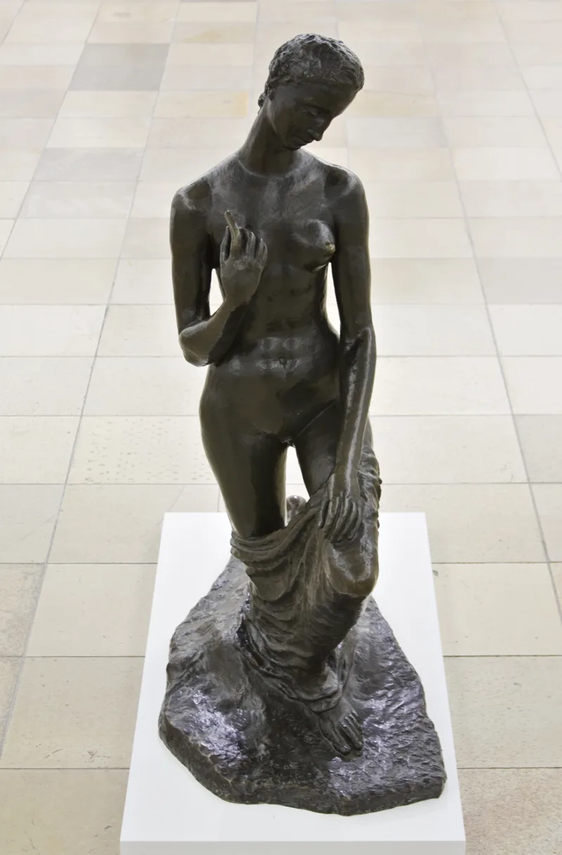 Wilhelm Lehmbruck Große Kniende 1911, Bronze Generaldirektion Kulturelles Erbe Rheinland-Pfalz Direktion Landesmuseum Mainz ausgestellt "Entartete Kunst", 1937 (Steinguss, zerstört) documenta 1, 1955, Kassel (Bronze) Installationsansicht Haus der Kunst, Foto: Marino Solokhov