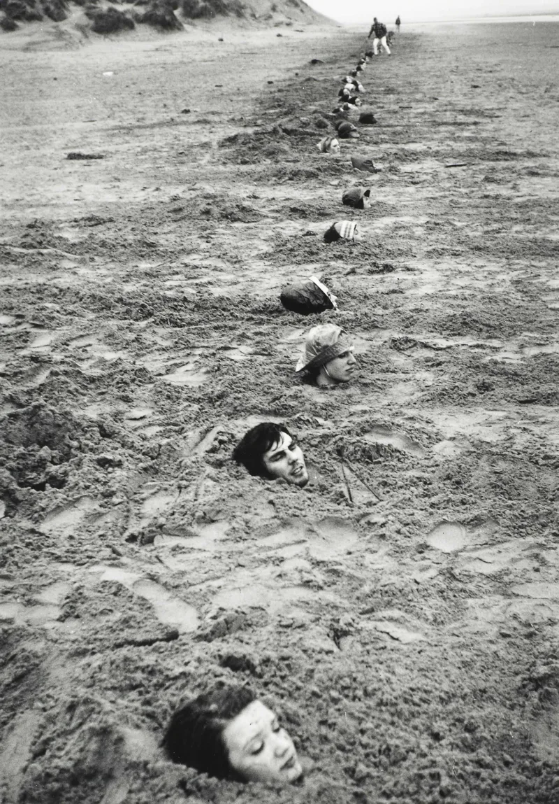 Keith Arnatt Liverpool Beach Burial, 1968 Vintage Silbergelatineabzug. Estate of Keith Arnatt, London. Foto: courtesy Maureen Paley, London and The Estate of Keith Arnatt