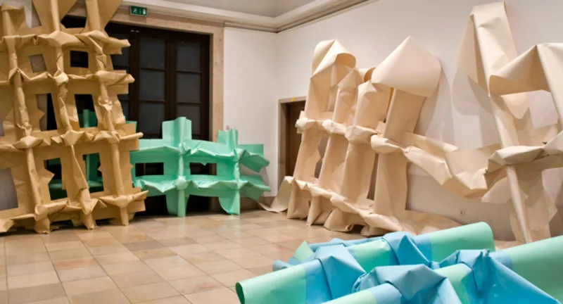 Skulpturales Handeln, Installationsansicht, Haus der Kunst, 2011, Michael Beutler, The Garden, 2011, Courtesy of the artist, Galerie Bärbel Grässlin, Frankfurt am Main, und Galerie Christian Nagel, Berlin, Foto Wilfried Petzi