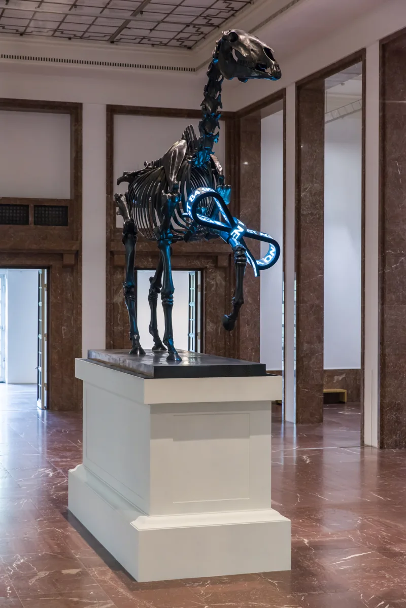 Hans Haacke: Gift Horse, 2015 Haus der Kunst 2017 Installationsansicht / Installation view Photo: Maximilian Geuter © VG Bild-Kunst, Bonn