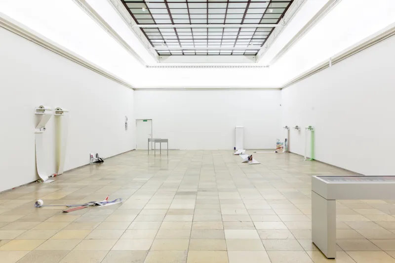 Sara MacKillop: Installationsansicht Haus der Kunst, 2016 Foto: Maximilian Geuter