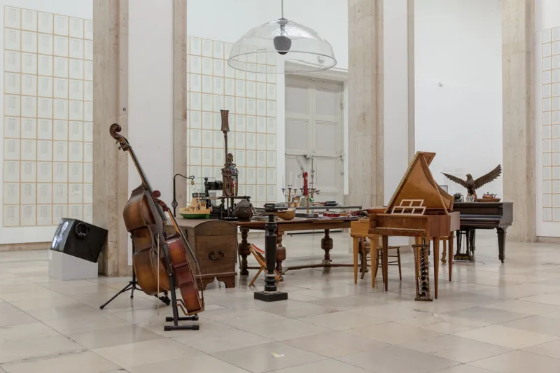 Hanne Darboven Objekte aus dem Haus am Burgberg Musikzimmer Diverse Materialien und Objekte, unterschiedliche Dimensionen Hanne Darboven Stiftung, Hamburg Installationsansicht Haus der Kunst © Hanne Darboven Stiftung, Hamburg / VG Bild-Kunst, Bonn 2015 Foto: Maximilian Geuter