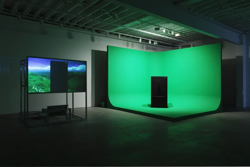 Mark Leckey: GreenScreenRefrigeratorAction, 2010 Installatsionsansicht SEE, WE ASSEMBLE, Serpentine Gallery, London, 2011, Foto: Mark Blower Courtesy of the artist and Gavin Brown’s enterprise, New York