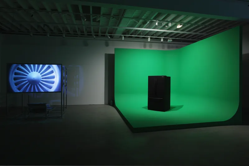 Mark Leckey: GreenScreenRefrigeratorAction, 2010 Installatsionsansicht SEE, WE ASSEMBLE, Serpentine Gallery, London, 2011, Foto: Mark Blower Courtesy of the artist and Gavin Brown’s enterprise, New York