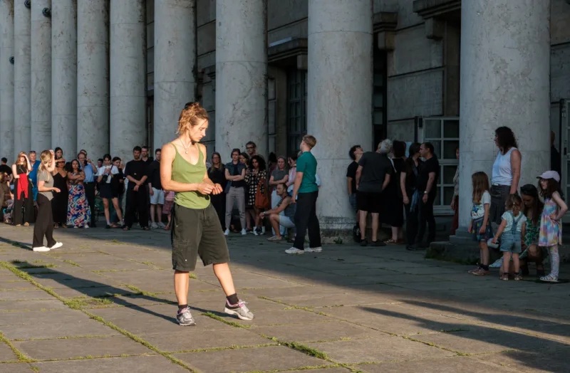 Zwei Performerinnen auf der Terasse des Haus der Kunst.