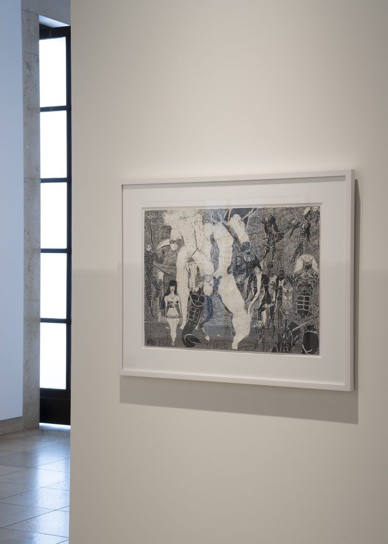 Ausstellungsansicht einer Schwarz-Weiß-Zeichnung, die an einer weißen Wand hängt.