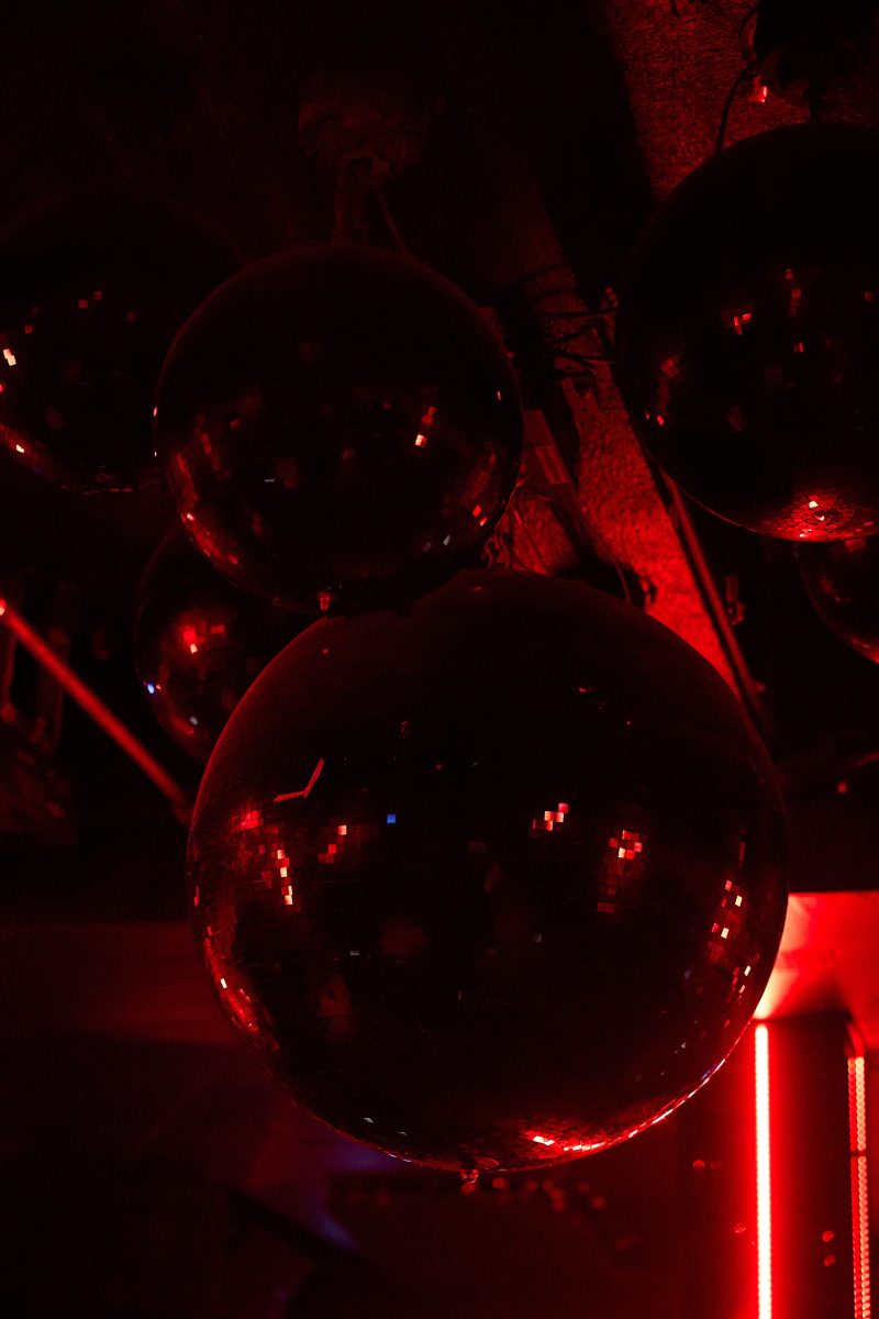 Discokugel in einem rot beleuchteten Raum.