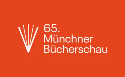 Das Logo der Münchner Bücherschau mit weißer Schrift auf rotem Grund.