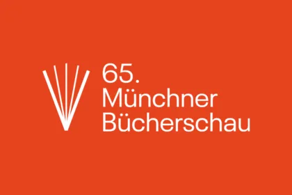 Das Logo der Münchner Bücherschau mit weißer Schrift auf rotem Grund.